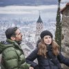 Transumanza in Alto Adige: un’importante tradizione Coppia con abbigliamento invernale davanti a una città con torre della chiesa sullo sfondo