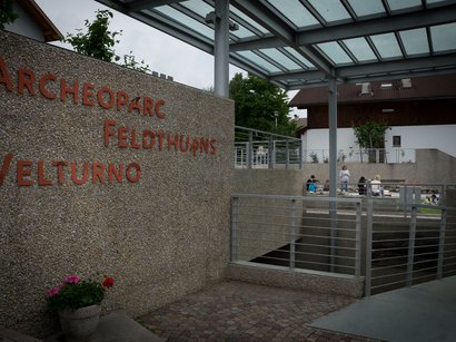 L‘Epifania Ingresso dell'Archeoparc Feldthurns Velturno con persone sullo sfondo