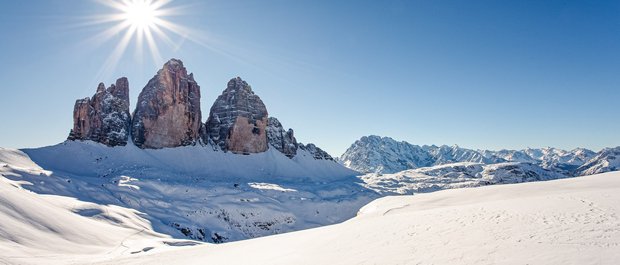 Geheimtipp Hotels in Südtirol 😎☀️ Sonniger Wintertag im verschneiten Dolomitengebirge mit charakteristischen Felsformationen