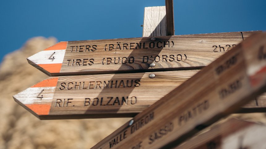 Geheimtipp Hotels in Südtirol 😎☀️ Wegweiser in den Dolomiten mit Zielen Tiers und Schlernhaus