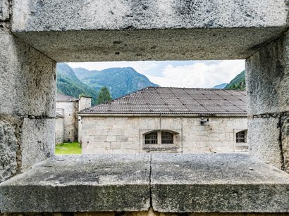 L‘Epifania Vista attraverso feritoia su edificio e montagne sullo sfondo