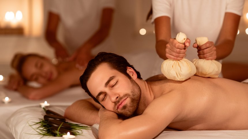 Geheimtipp Hotels in Südtirol 😎☀️ Paar erhält entspannende Rückenmassage mit Kräuterstempeln im Spa