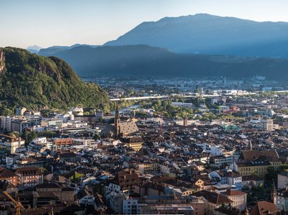 L‘Epifania Vista panoramica di una città con montagne sullo sfondo al tramonto