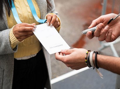 L‘Epifania Persona mostra un badge con scritto Full Conference al controllo accessi