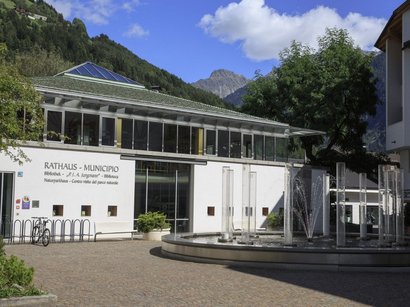 L‘Epifania Municipio e biblioteca con fontana e montagne sullo sfondo in Italia