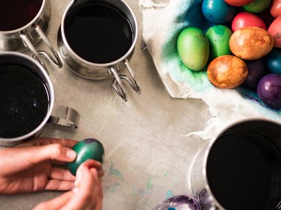 Transumanza in Alto Adige: un’importante tradizione Uova di Pasqua colorate immerse in coloranti in ciotole di metallo