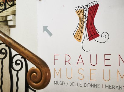 Il Museo della Frutticoltura a Lana Cartello che indica il Museo delle Donne a Merano con ringhiera decorativa