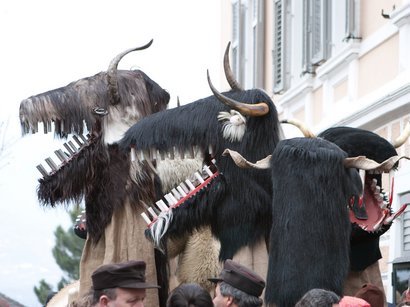 Transumanza in Alto Adige: un’importante tradizione Tre grandi maschere tradizionali con corna e denti finti in una sfilata