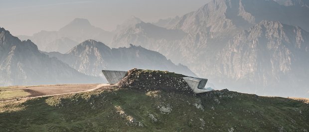 Geheimtipp Hotels in Südtirol 😎☀️ Moderne Bergstation mit Aussicht in den Alpen bei leichtem Nebel