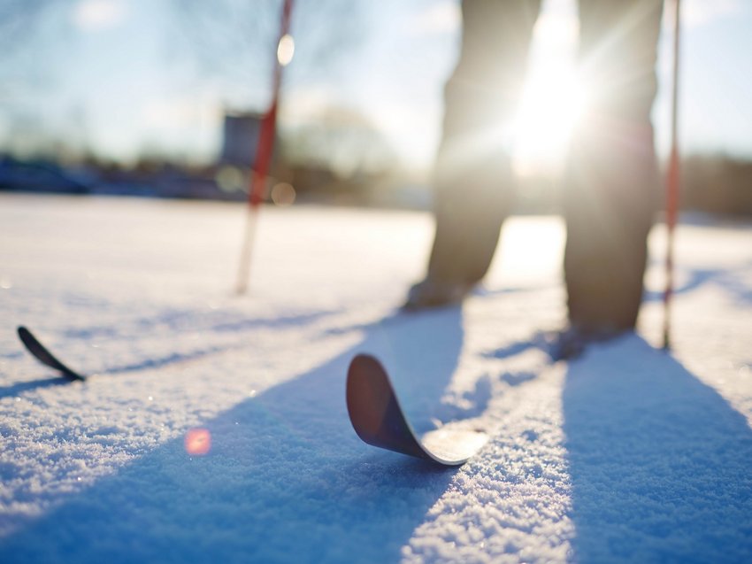 Geheimtipp Hotels in Südtirol 😎☀️ Skifahrer auf verschneiter Fläche bei Sonnenlicht