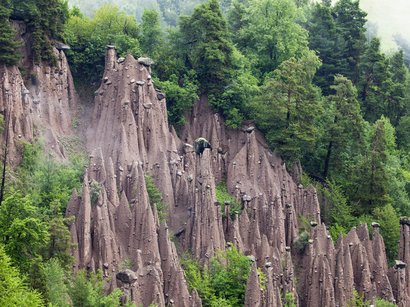 L‘Epifania Pirriaturi di terra con pietra in cima in un'area montuosa boschiva