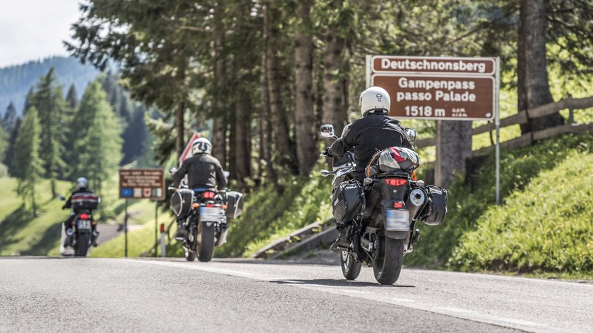 Geheimtipp Hotels in Südtirol 😎☀️ Drei Motorradfahrer fahren am Gampenpass in den Bergen vorbei