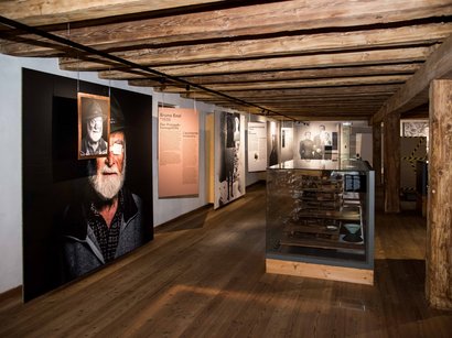 L‘Epifania Sala espositiva con soffitto in legno, ritratti e reperti storici