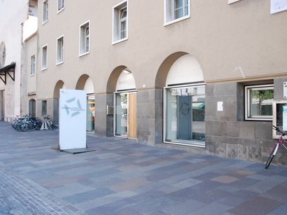 L‘Epifania Vista esterna della Galleria Civica Stadtgalerie con biciclette e pavimento lastricato