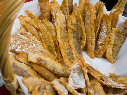 Transumanza in Alto Adige: un’importante tradizione Cesto di dolci fritti italiani alle mandorle con zucchero a velo