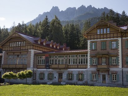 L‘Epifania Edificio storico antico davanti a montagne boschive con cielo sereno