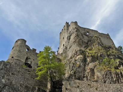 L‘Epifania Vista dal basso di un'antica rovina di castello su una collina rocciosa