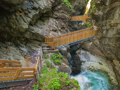 L‘Epifania Sentieri di legno su una gola rocciosa sopra un fiume impetuoso