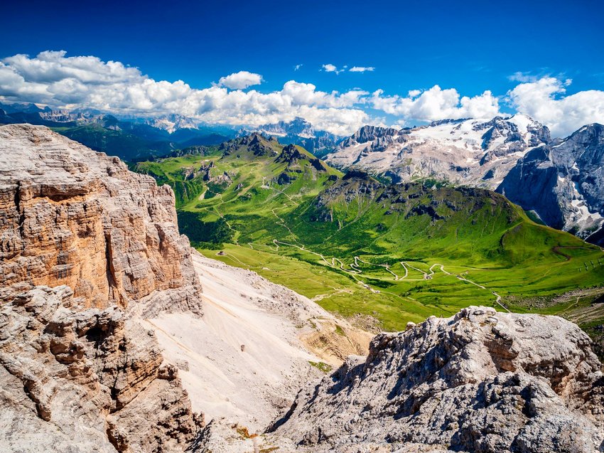 Geheimtipp Hotels in Südtirol 😎☀️ Berglandschaft mit steilen Felsen, grünen Tälern und schneebedeckten Gipfeln