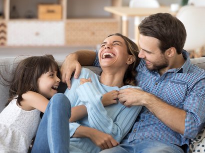 Transumanza in Alto Adige: un’importante tradizione Famiglia che ride insieme sul divano a casa