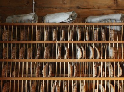 L‘Epifania Fette di pane in asciugatura su una struttura di legno in un ambiente rustico