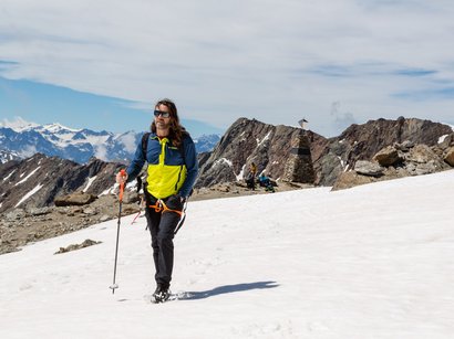 L‘Epifania Uomo che cammina con bastone da trekking su montagna innevata nelle Alpi
