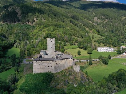 L‘Epifania Castello su una collina verde circondata da boschi e prati