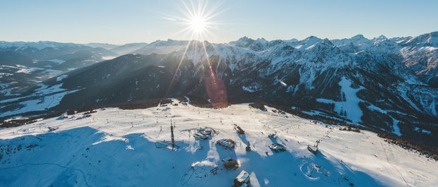 Geheimtipp Hotels in Südtirol 😎☀️ Sonnenuntergang über verschneitem Skigebiet in den Alpen