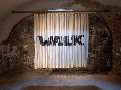 L‘Epifania Tenda con scritta in una cantina con pareti in pietra antica