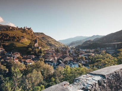 L‘Epifania Vista di una città con montagne e castelli sullo sfondo sotto un cielo limpido