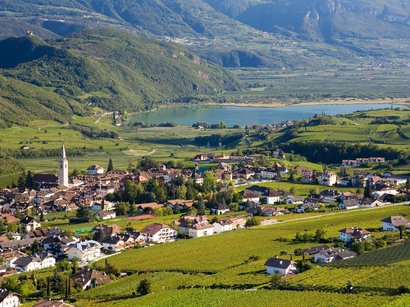 L‘Epifania Villaggio in una valle verde con vigne e lago sullo sfondo