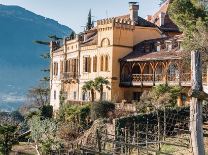L‘Epifania Castello storico con giardino e montagna sullo sfondo alla luce del sole